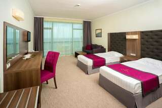 Отель Marina Grand Beach Hotel All Inclusive Золотые Пески Двухместный номер с 1 кроватью или 2 отдельными кроватями, вид на море (для 2 взрослых и 1 ребенка в возрасте до 12 лет)-1