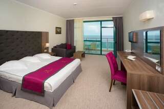 Отель Marina Grand Beach Hotel All Inclusive Золотые Пески Двухместный номер с 1 кроватью или 2 отдельными кроватями, вид на море (для 2 взрослых и 1 ребенка в возрасте до 12 лет)-2