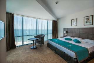 Отель Marina Grand Beach Hotel All Inclusive Золотые Пески Люкс с 1 спальней (для 2 взрослых и 2 детей до 12 лет)-1